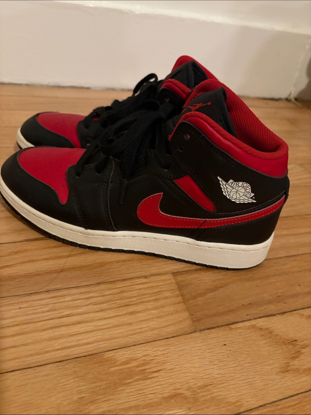 Jordan 1 Mid
Black Summit White Varsity Red (GS)